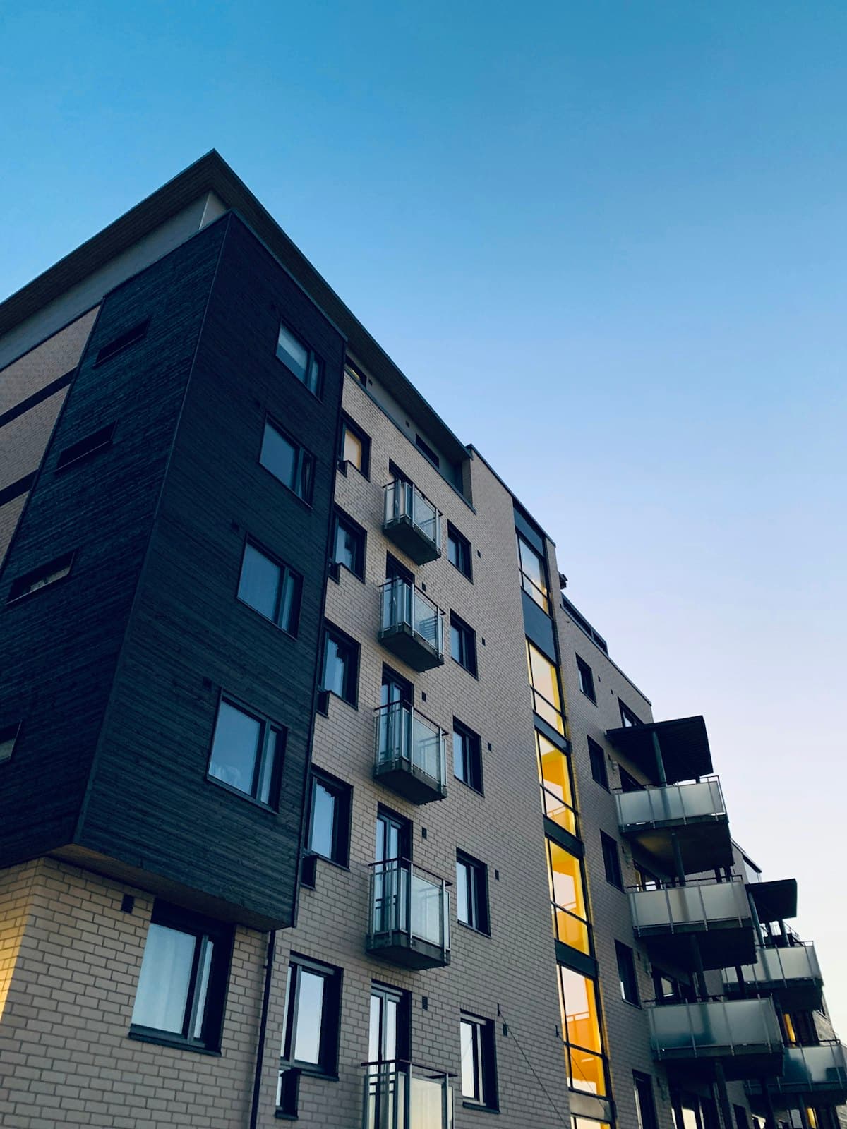 Kartal Yakacık'ta 5 Katlı Deniz Tarafı Apartman